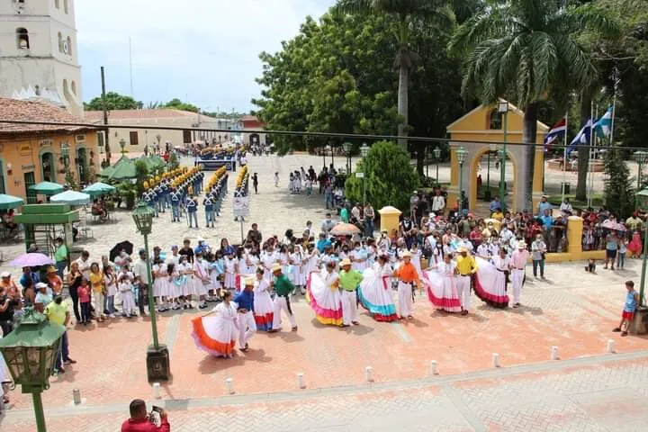 Alcaldía de Comayagua y autoridades educativas, civiles y militares conmemoran 201 años de la llegada de los pliegos de la independencia 03
