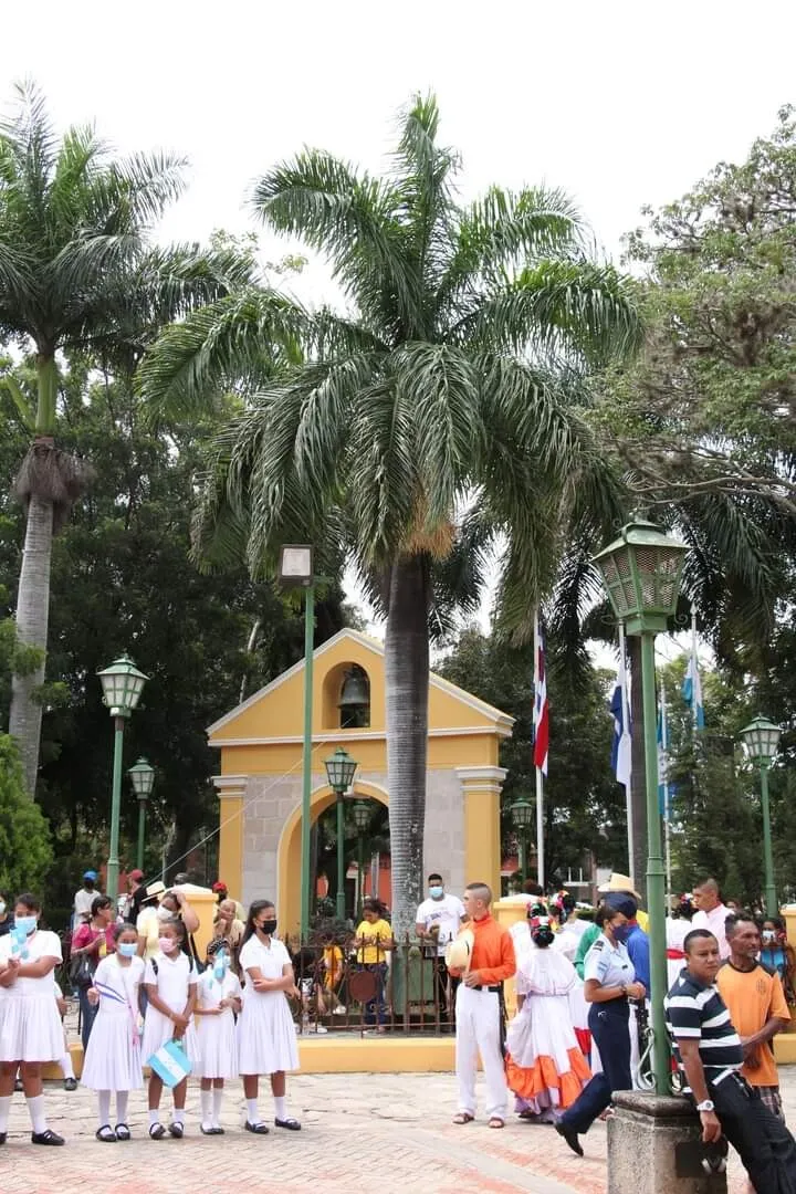 Alcaldía de Comayagua y autoridades educativas, civiles y militares conmemoran 201 años de la llegada de los pliegos de la independencia 01