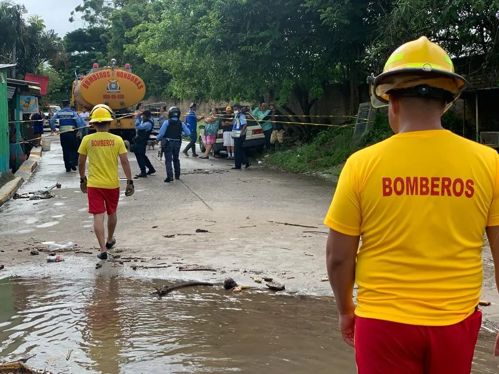 Bomberos de Siguatepeque asisten a familias afectadas por lluvias (2)
