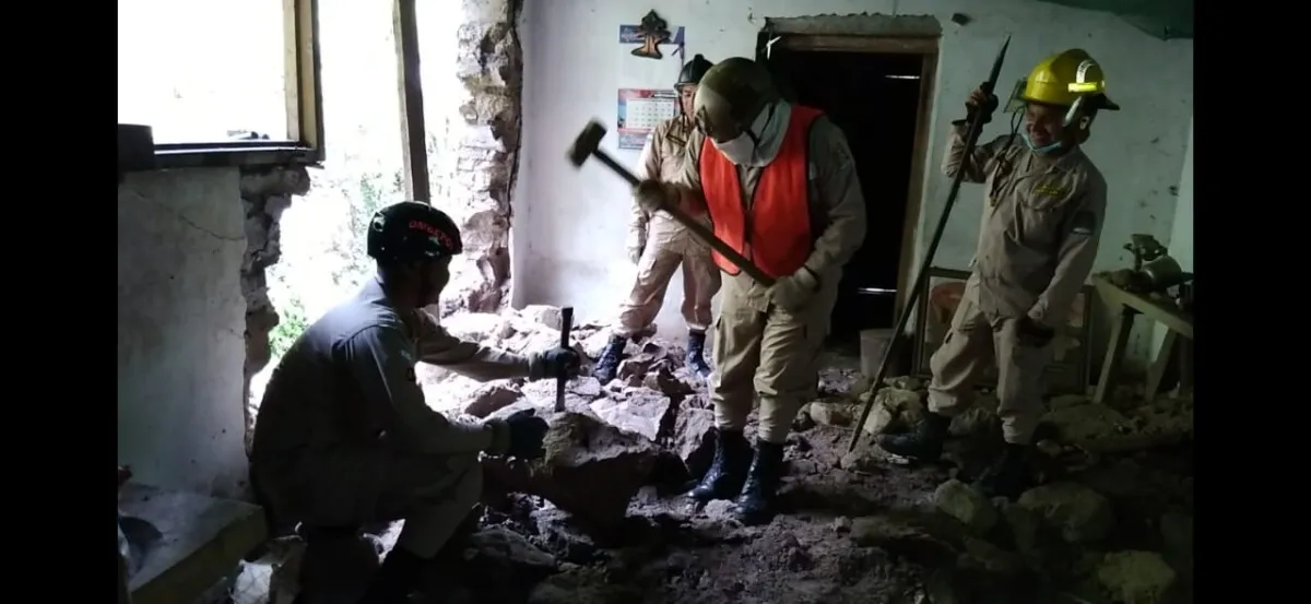 Bomberos realizaron remoción de piedra que cayó en una vivienda en Malguarita, Intibucá 01