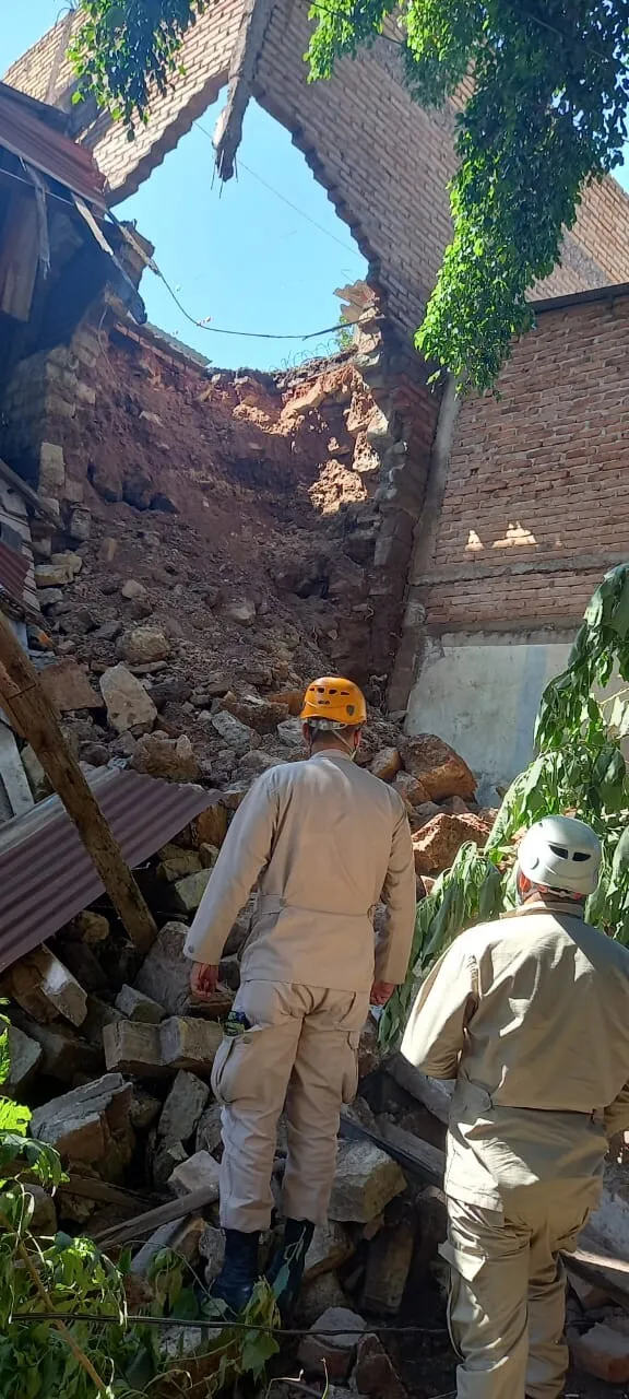 Vivienda colapsa debido a un sedimento de tierra de la parte alta en Tegucigalpa 02