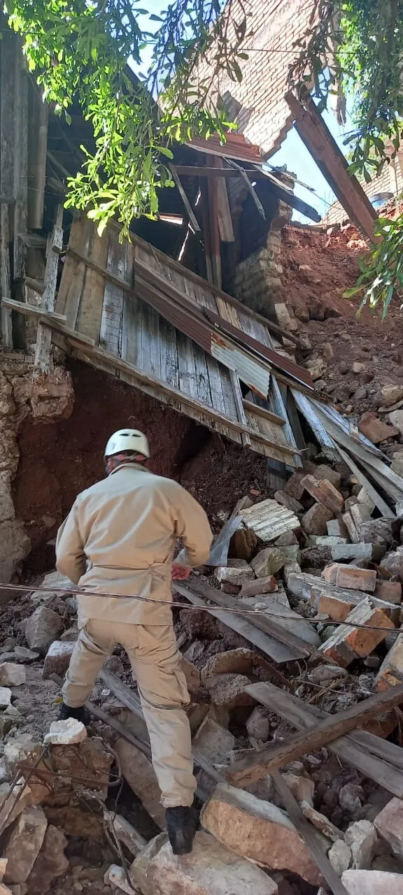 Vivienda colapsa debido a un sedimento de tierra de la parte alta en Tegucigalpa 01